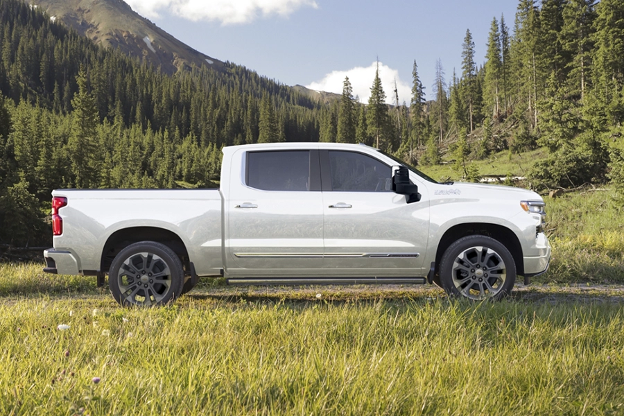 Chevrolet Silverado 2025 de perfil