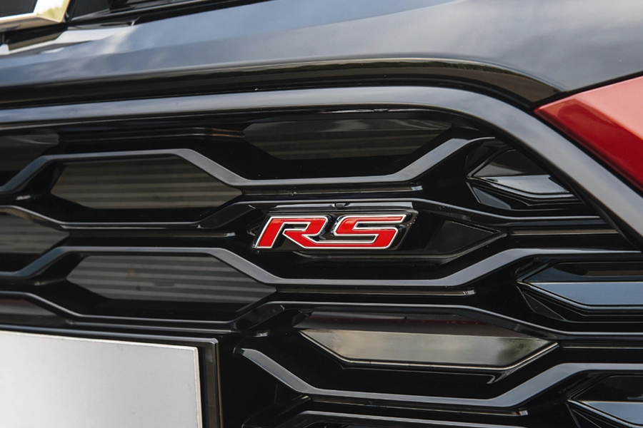 Chevrolet Tracker RS | Zoom logo RS frente