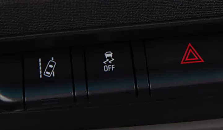 Fotografia feita no interior do veículo, mostrando o alerta do controle eletrônico de estabilidade e tração disponível na picape
