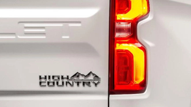 Emblema exclusivo High Country na grade dianteira da Chevrolet Silverado