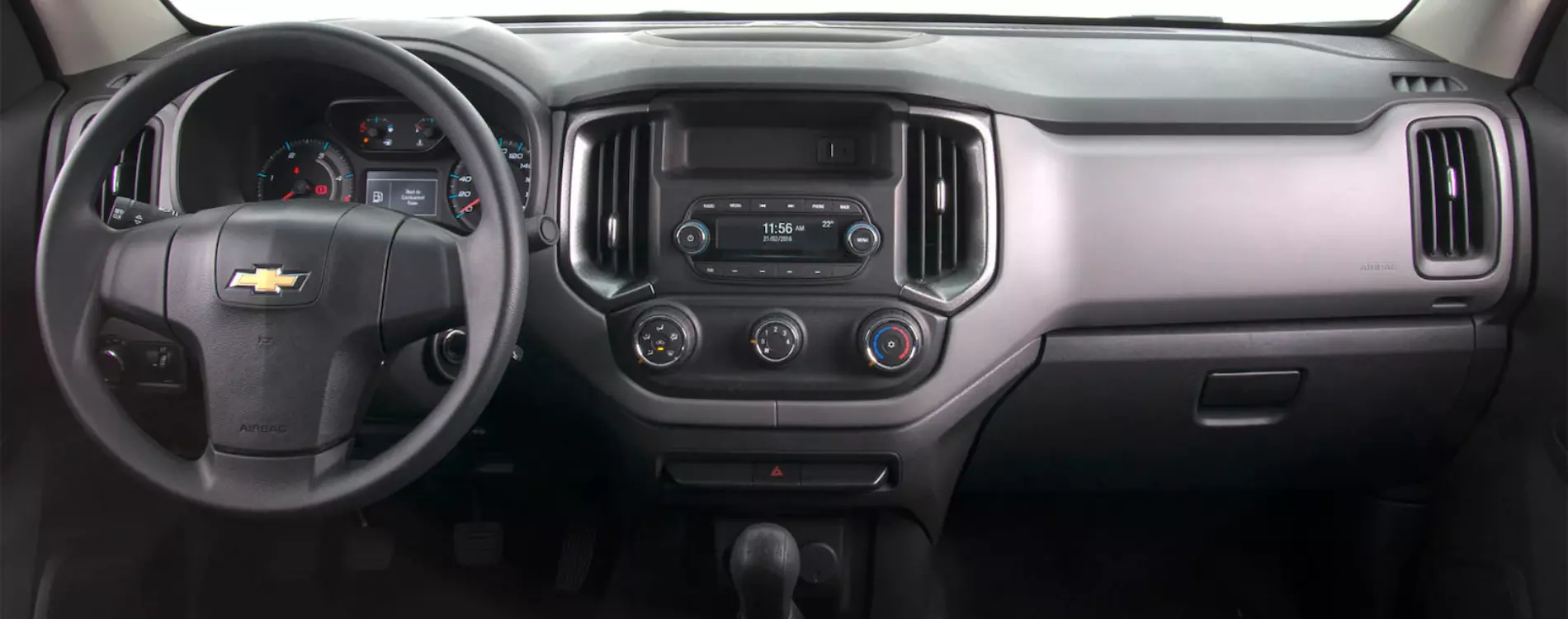 Fotografia feita no interior do veículo, mostrando o painel, Rádio AM/FM stereo, MP3/WPA player, Bluetooth e entrada USB dupla