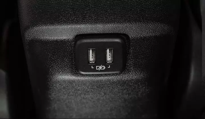 O carro sedan Onix Plus 2022 vem com entrada USB dupla para o banco traseiro
