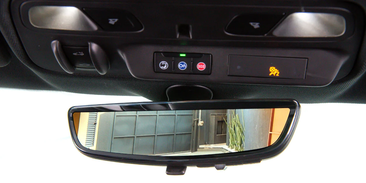 Retrovisor interno com câmera do esportivo Chevrolet Camaro 2023