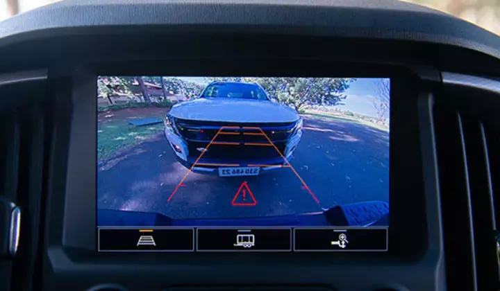 Fotografia feita no interior do veículo, mostrando a imagem da câmera de ré disponível no Chevrolet MyLink