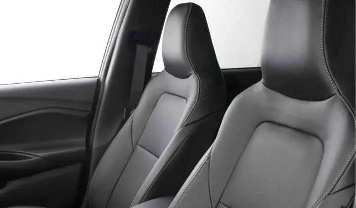 Conforto e estilo no interior do sedan