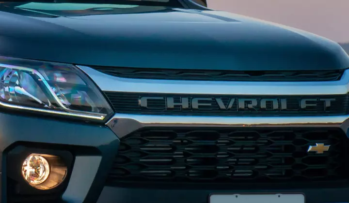 Fotografia da grade frontal do Trailblazer onde no carro SUV está escrito: Chevrolet