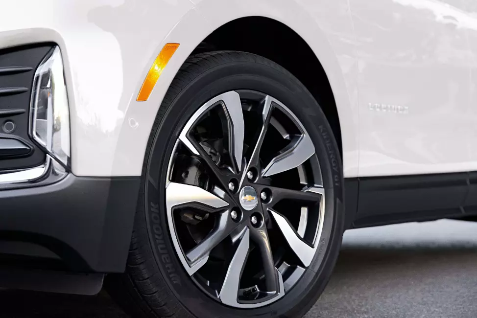 Nova Grade com detalhes cromados do SUV Chevrolet Equinox Premier 2023