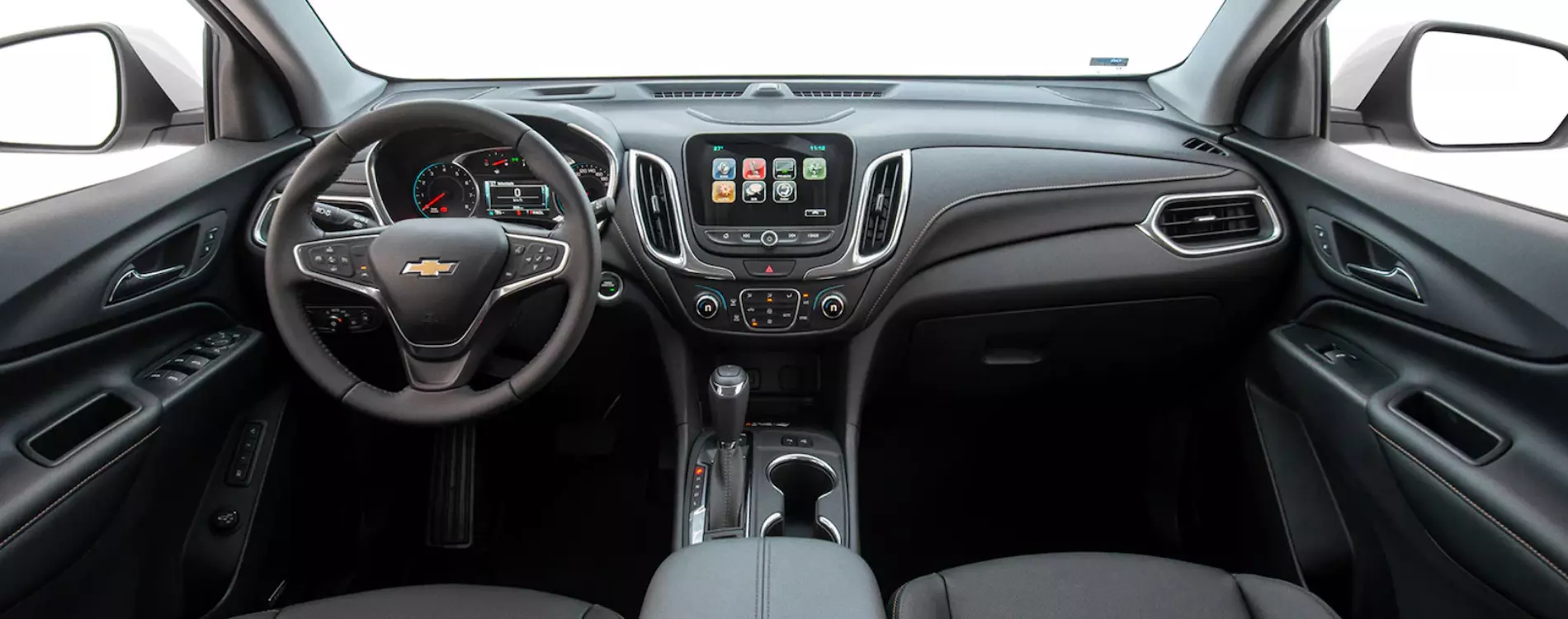 Fotografia feita do interior do veículo mostrando o painel tecnológico incluso no SUV Equinox