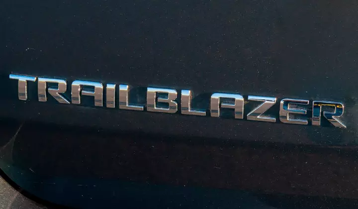 Emblema da SUV Chevrolet Trailblazer 2023