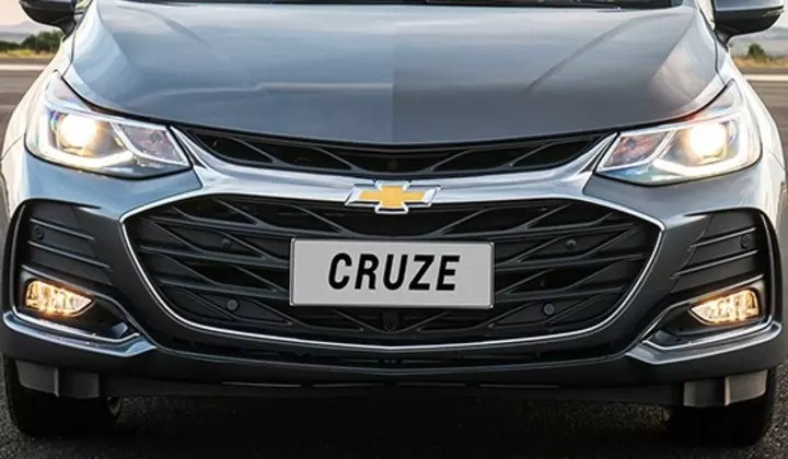 Novo Chevrolet Cruze 2022 carro hatch esportivo com faróis autoadaptativos