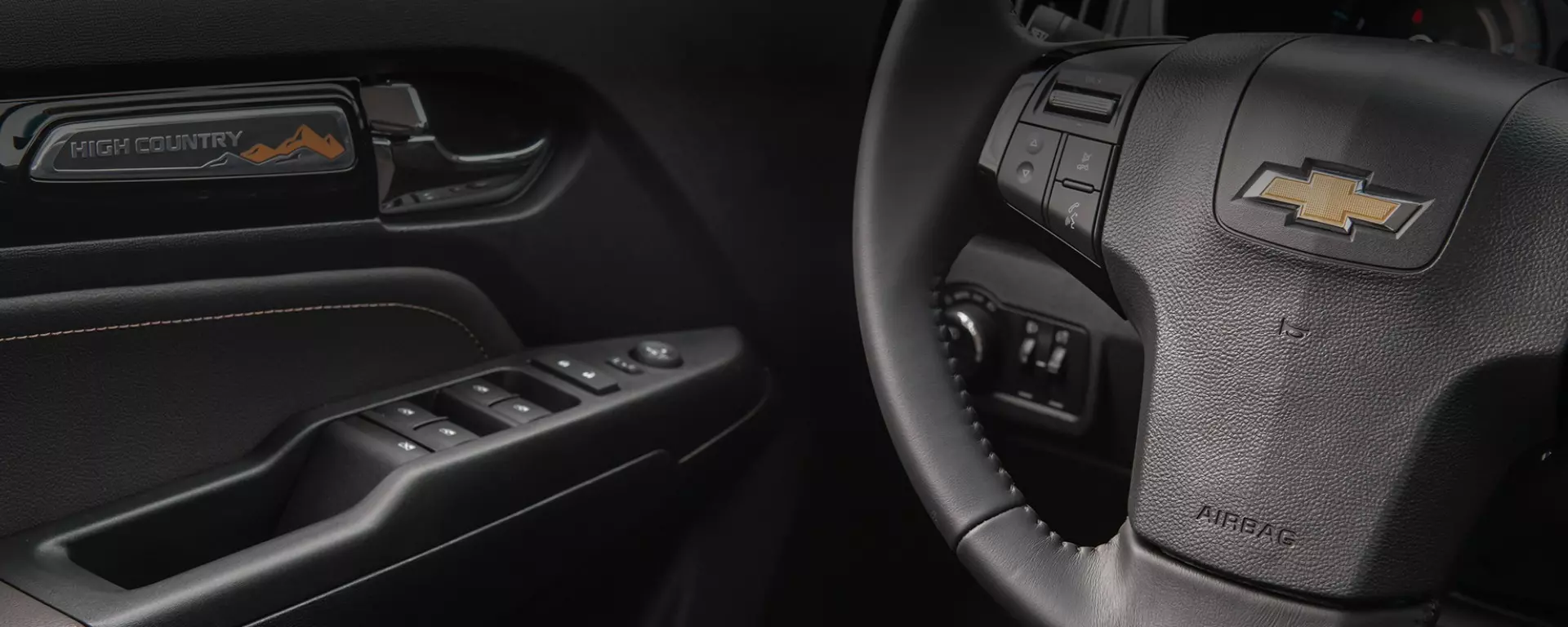 Detalhes dos botões no volante e na porta do motorista da picape S10 High Country 2023