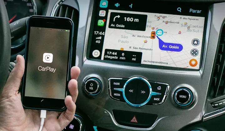 Fotografia feita no interior do carro SUV Equinox mostrando um iPhone conectado ao Chevrolet MyLink através do Apple CarPlay