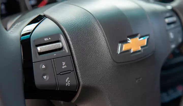 Fotografia do volante do Trailblazer com botões que oferecem mais controle