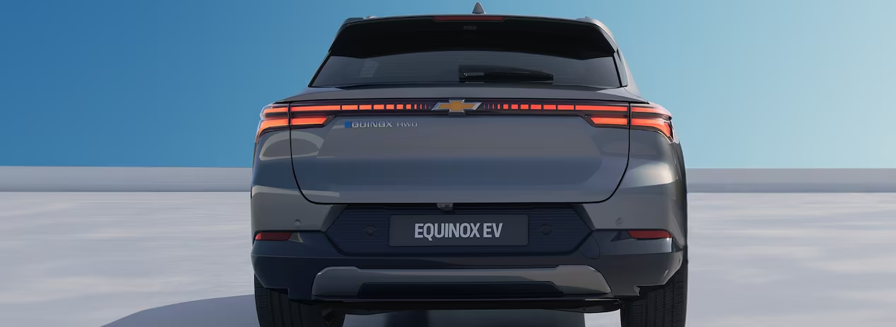 Traseira do Chevrolet Equinox EV com luzes LED e logo Chevrolet em destaque