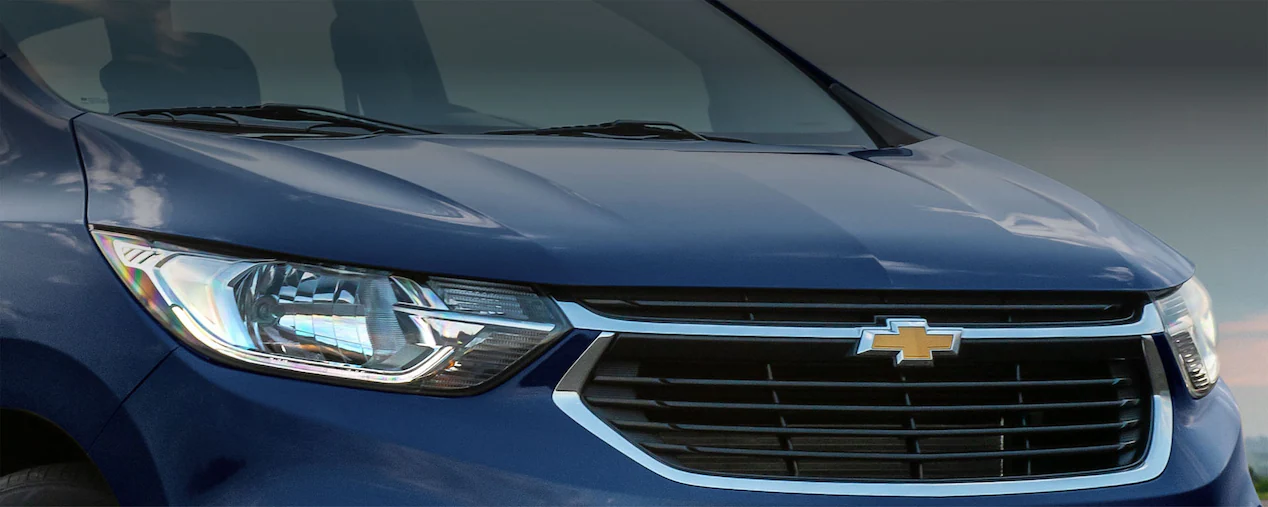 O SUV da Chevrolet Spin 2024 vem equipado com uma ampla grade frontal e faróis em LED