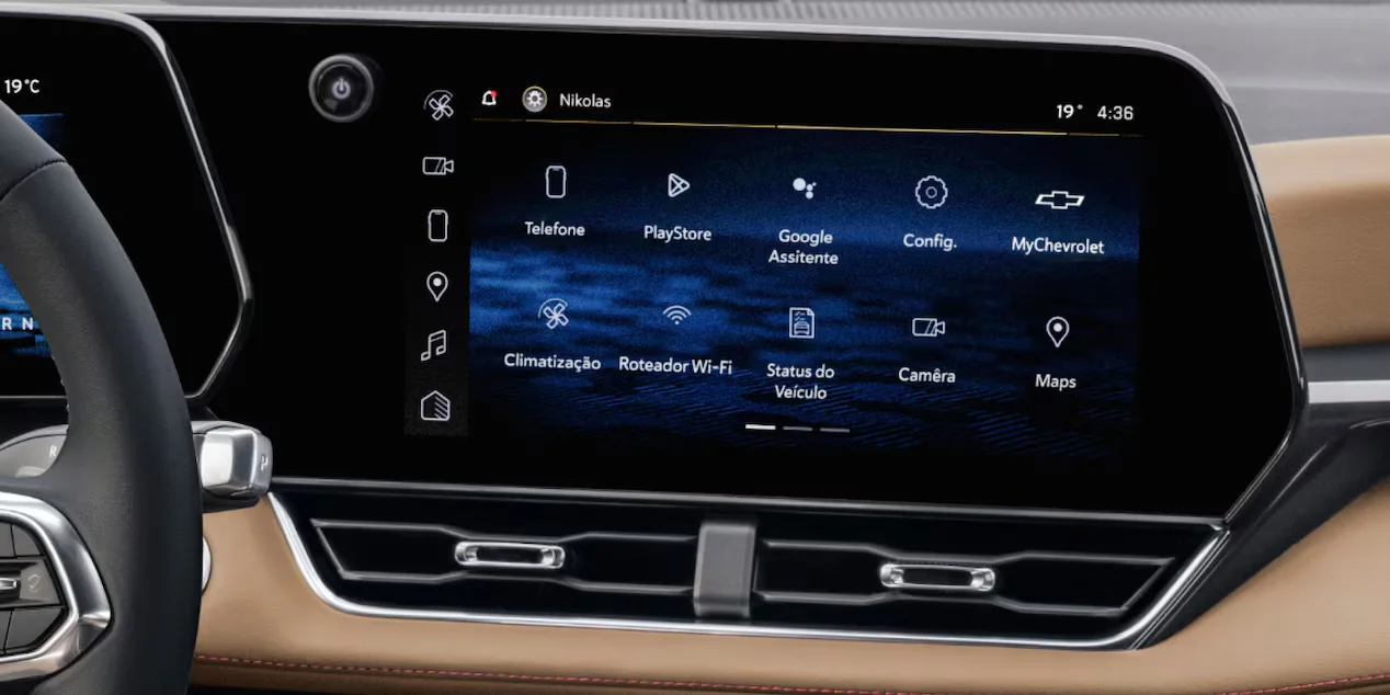 Tela do sistema Chevrolet MyLink no Equinox 2025 RS, exibindo opções de conectividade como Google Assistente, PlayStore, Maps e status do veículo.