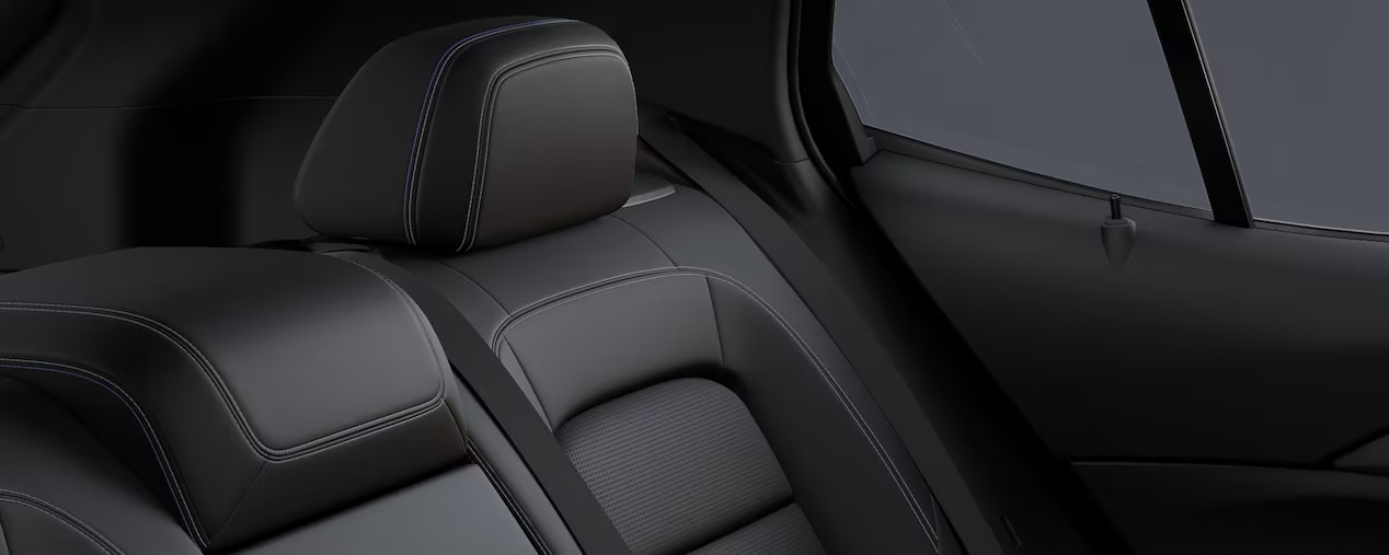 Detalhe do apoio de cabeça do Chevrolet Equinox EV com costuras elegantes.