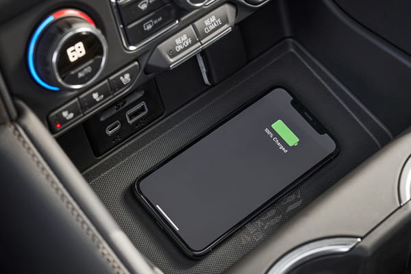 Tecnología Chevrolet Tahoe - Cargador de celular inalámbrico