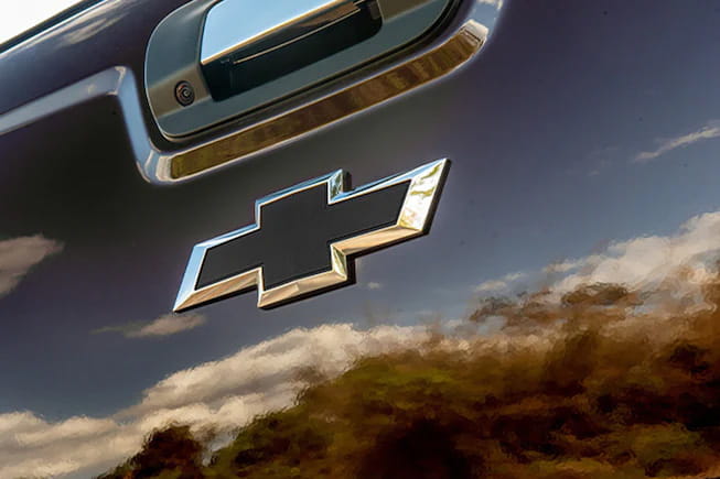 Accesorios Chevrolet Colorado Z71 - Emblema Chevrolet negro trasero
