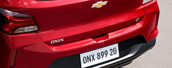 Chevrolet Onix Turbo 2024 - Más Diseño - Color Rojo Metálico