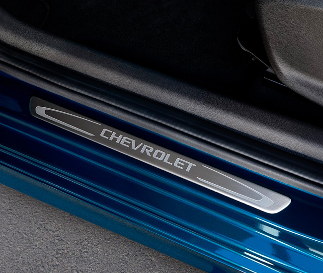 Accesorio Chevrolet Onix Sedán | Protector umbral puerta
