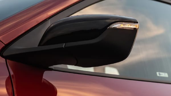 Chevrolet Tracker RS 2024 - Luces en el espejo retrovisor